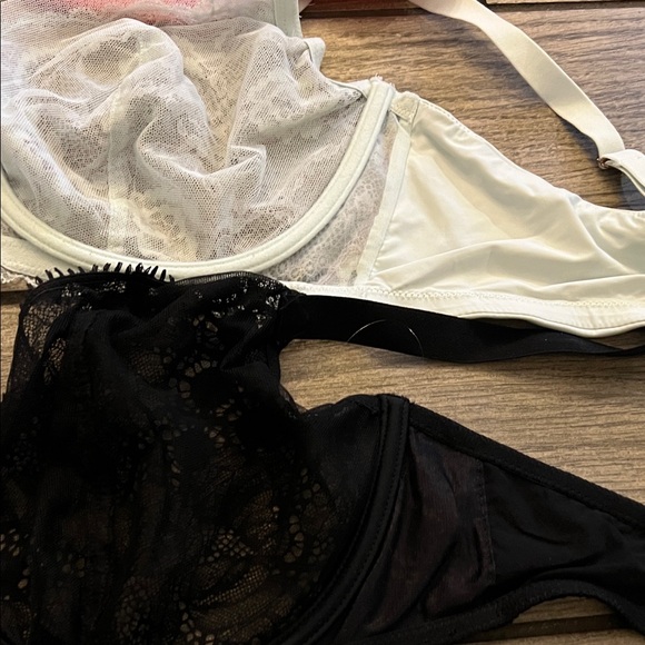 Bra Bundle 36G Red, White, and Black Lace Bras - Picture 13 of 14